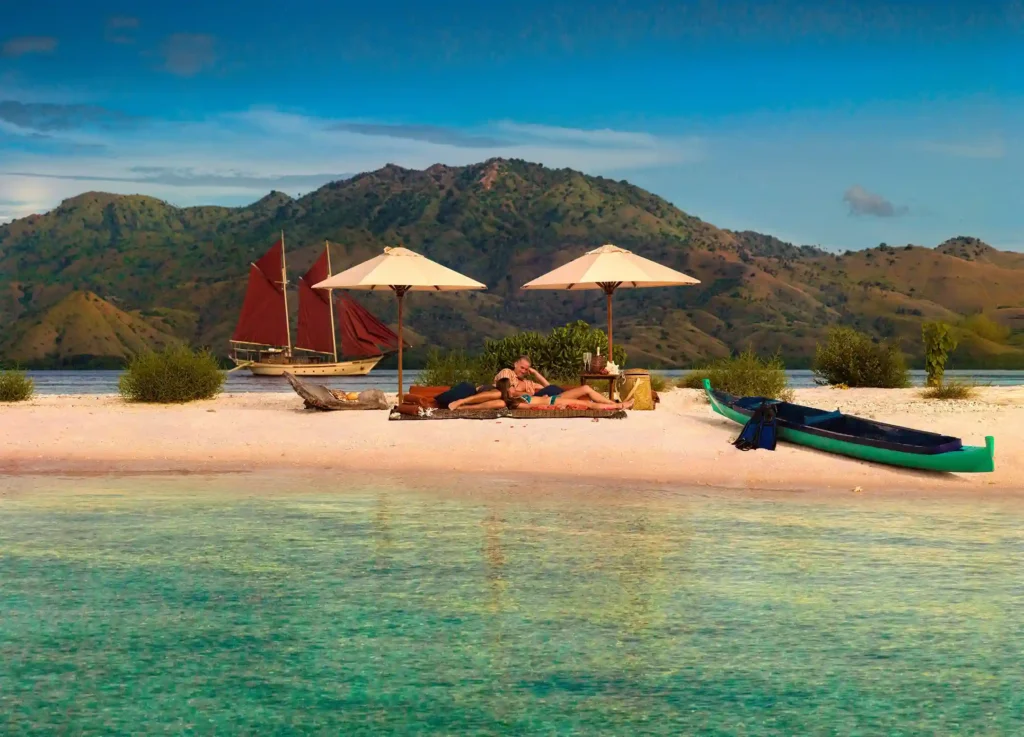 Best Sunset Spots for a Komodo Liveaboard Honeymoon