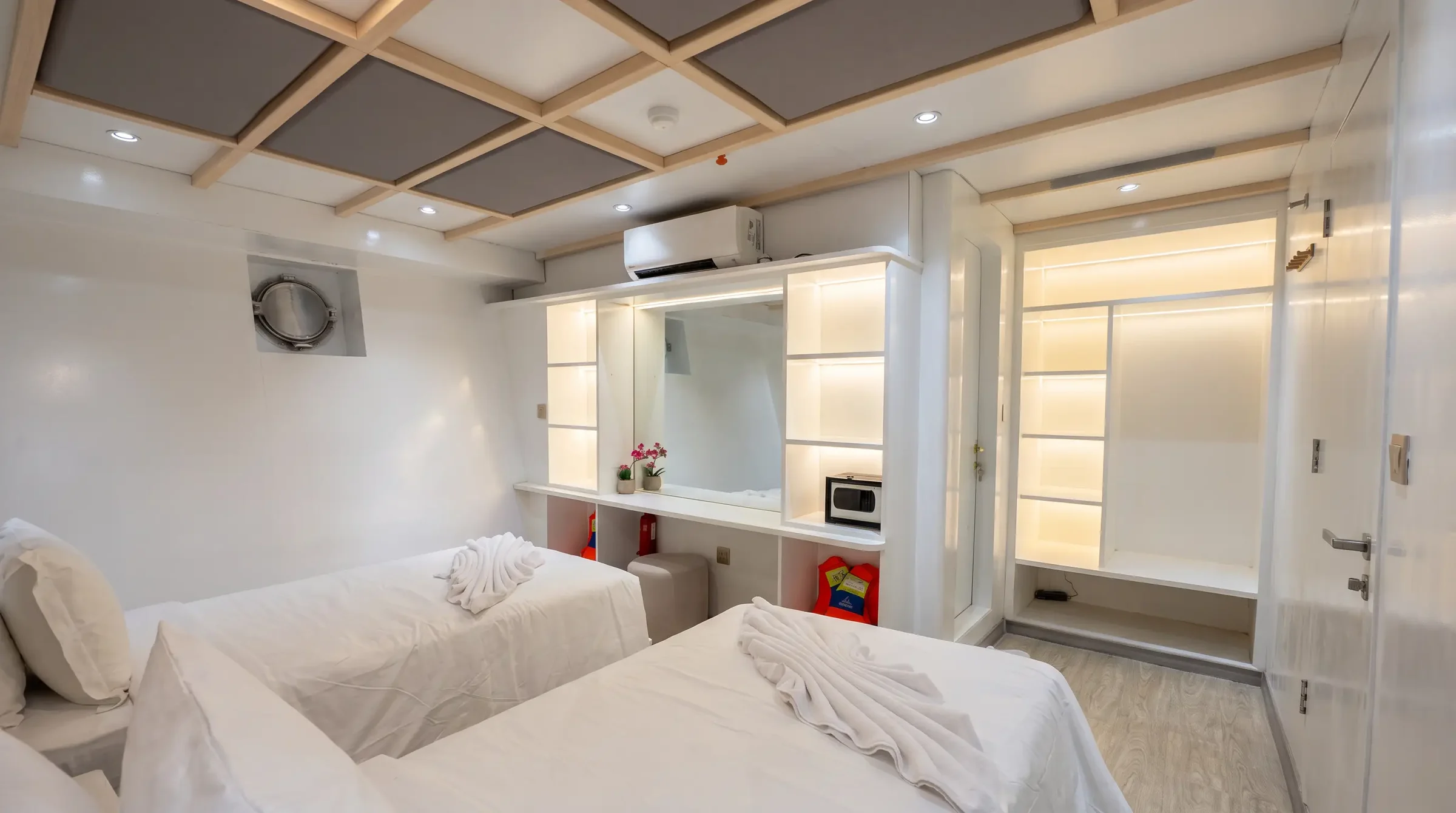 Deluxe twin-bed cabin with en-suite bathroom on Lasha Phinisi Cruise