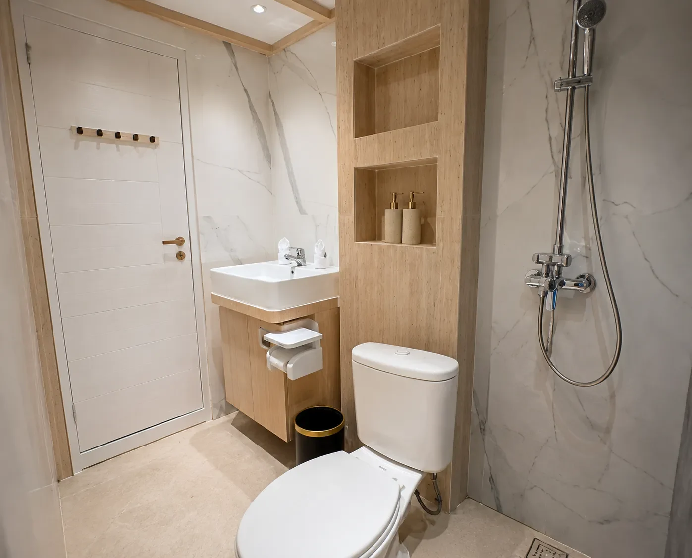 En-suite bathroom with hot shower in a Lasha Phinisi Cruise cabin