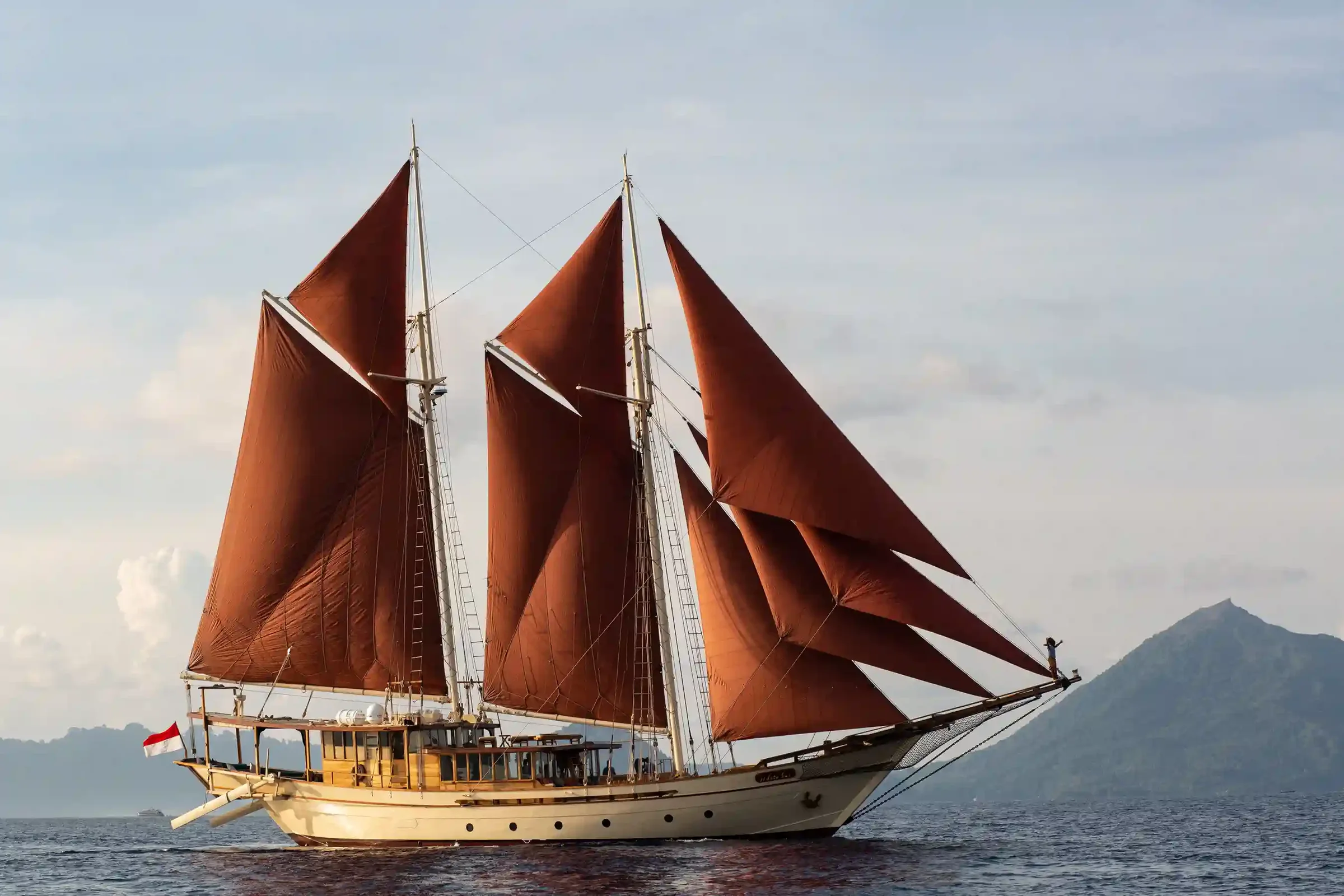 Komodo Liveaboard: The Complete 2027 Guide to Diving & Sailing Trips
